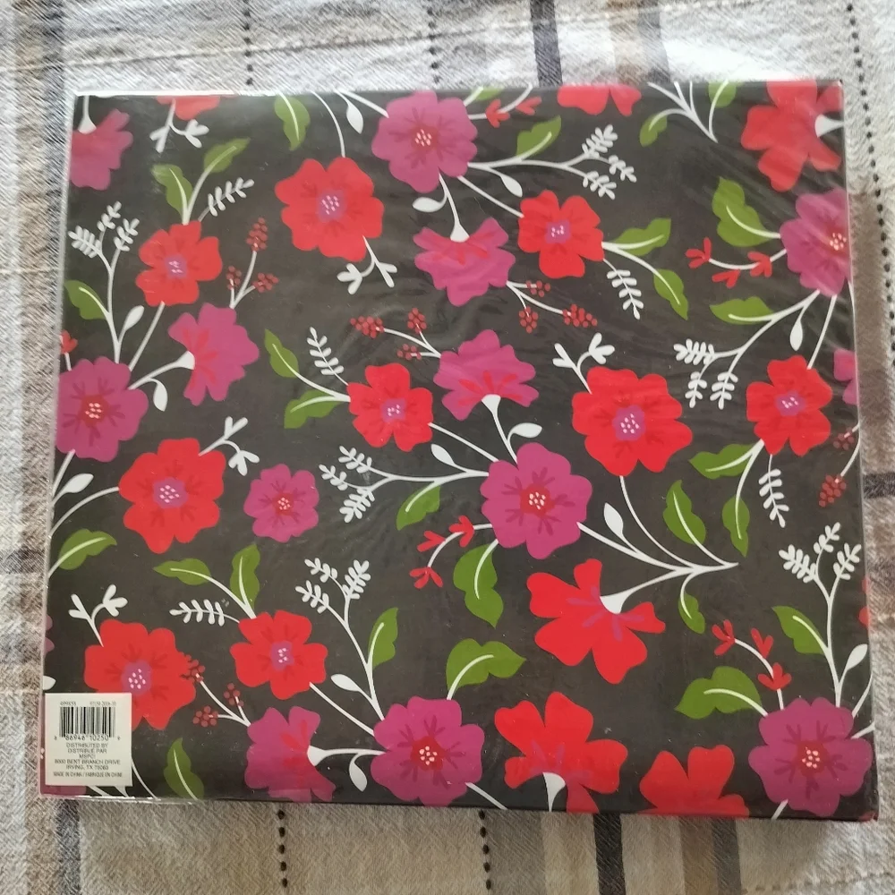 NWT‎ Recollections 30 Page Scrapbook